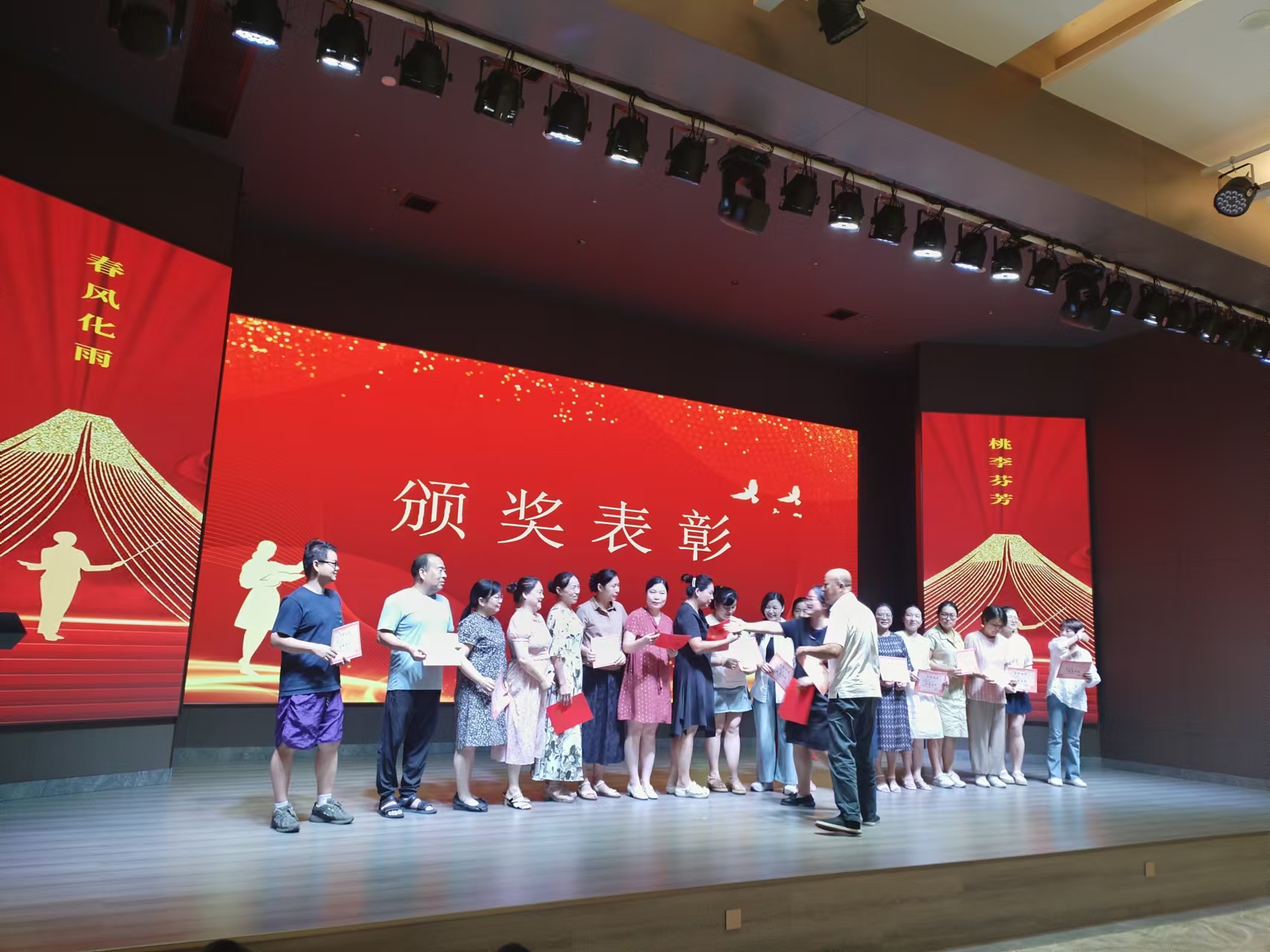 9月10日，曙光学校教师节文艺晚会在mk体育在线官网溢香园酒店举办