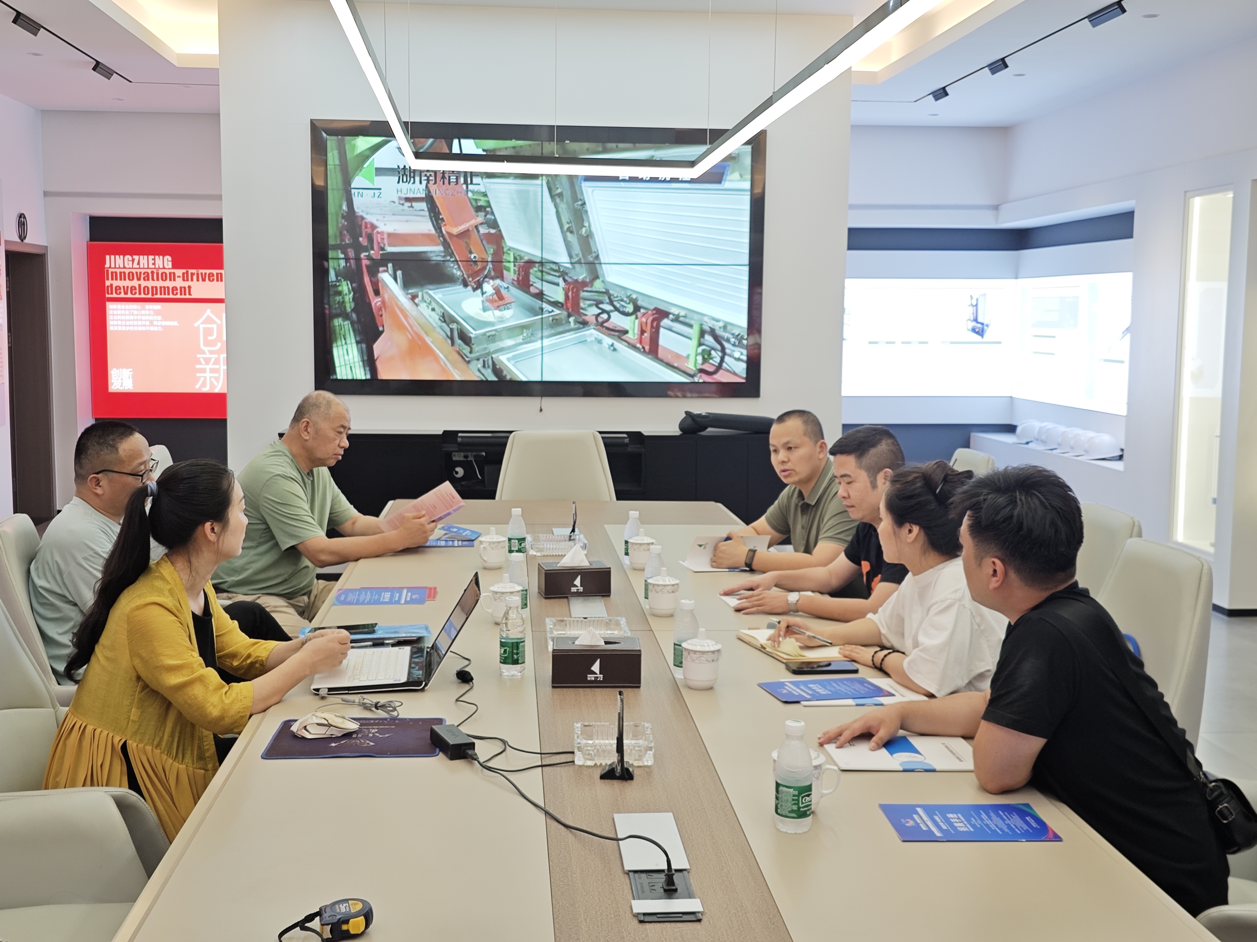 岳塘经开区招商局来司洽谈